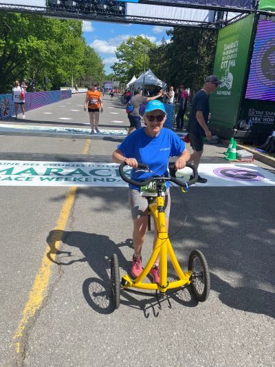 An Alinker rider with a race bib