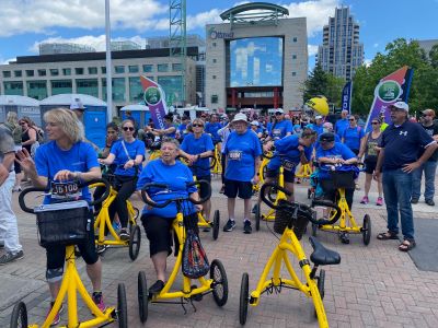 Riders in blue shirts with their Alinkers