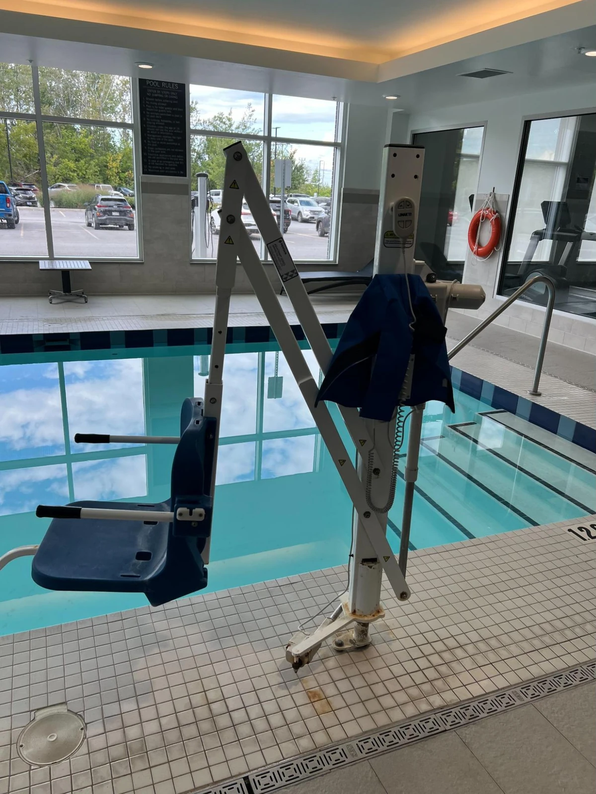 The pool lift at the therapy pool